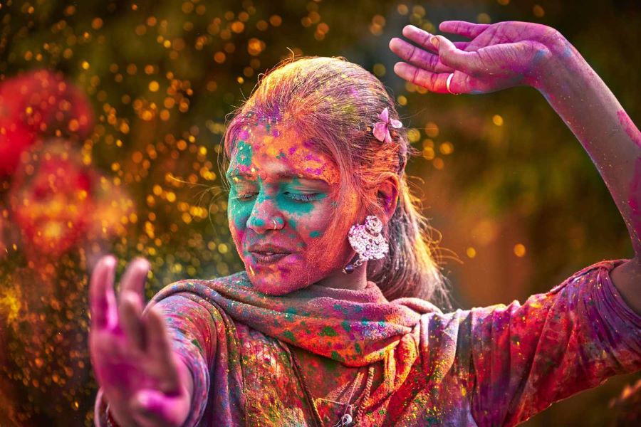 Mọi người tham gia lễ hội Holi sẽ thi nhau ném bột màu vào nhau