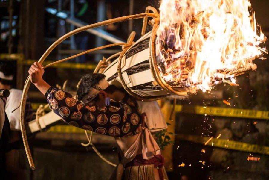 Thanh niên vác đuốc rước lễ Kurama