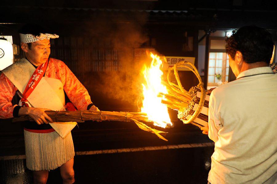 Những ngọn đuốc lúc này như thắp sáng được cả một thành phố