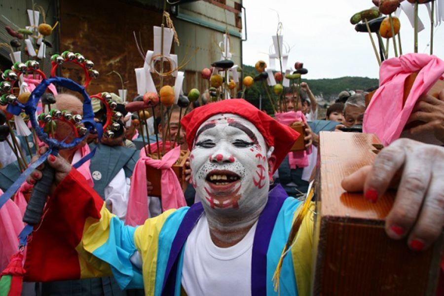 Lễ hội cười Warai Matsuri cực kì rộn ràng, náo nhiệt