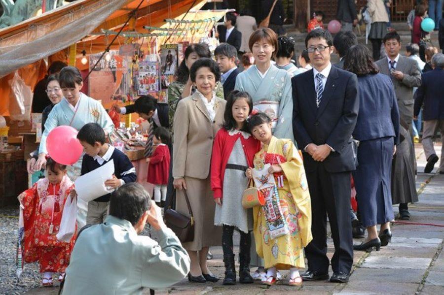 Những bé đến 3,5,7 tuổi mặc những bộ kimono sặc sỡ