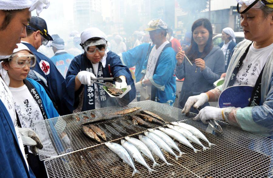 Gần 7000 con cá thu đao Sanma được nướng lên ngay ngoài trời trong lễ hội