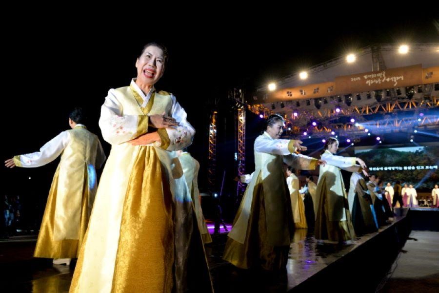 Các nghệ sĩ đang trình diễn hết mình trong lễ hội Jeongseon Arirang