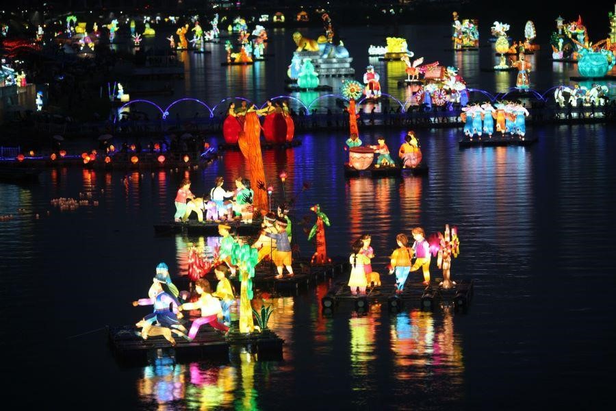 Lễ hội lồng đèn Jinju đẹp lung linh như truyện cổ tích khi về đêm