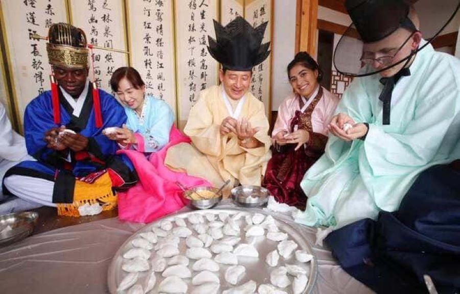 Du khách trải nghiệm làm bánh truyền thống trong lễ hội Chuseok ở Hàn Quốc