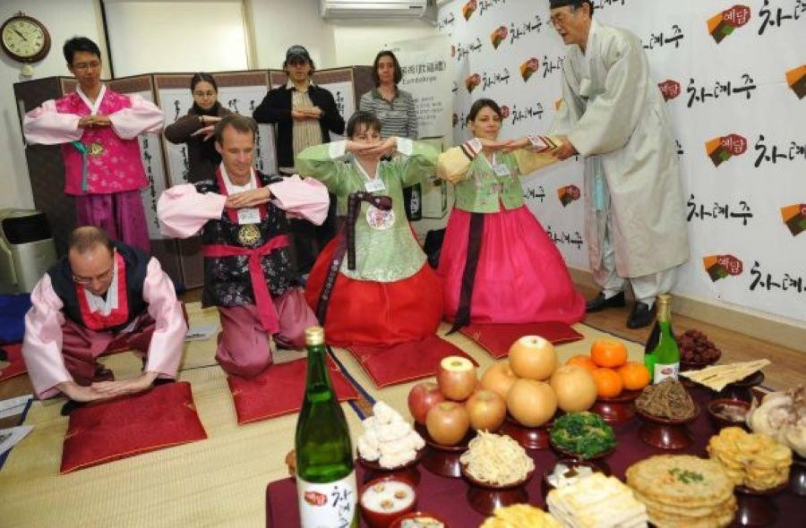 Du khách khám phá lễ nghi trong lễ hội Chuseok ở Hàn Quốc