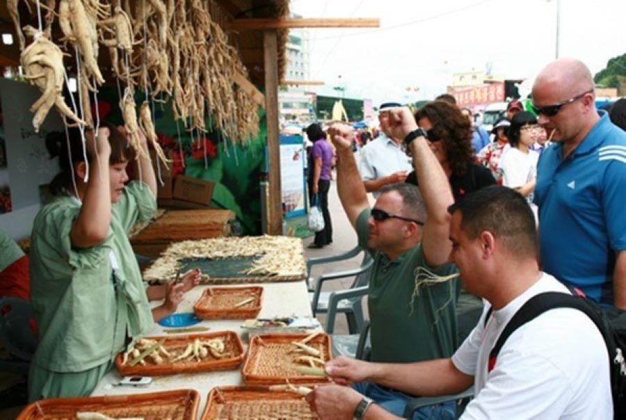 Khách quốc tế khám phá lễ hội nhân sâm Geumsan