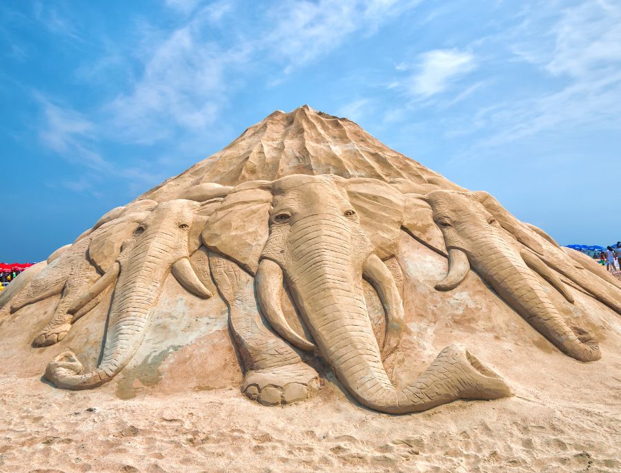 Những hạt cát vô tri được người nghệ nhân chế tác thành các tác phẩm nghệ thuật