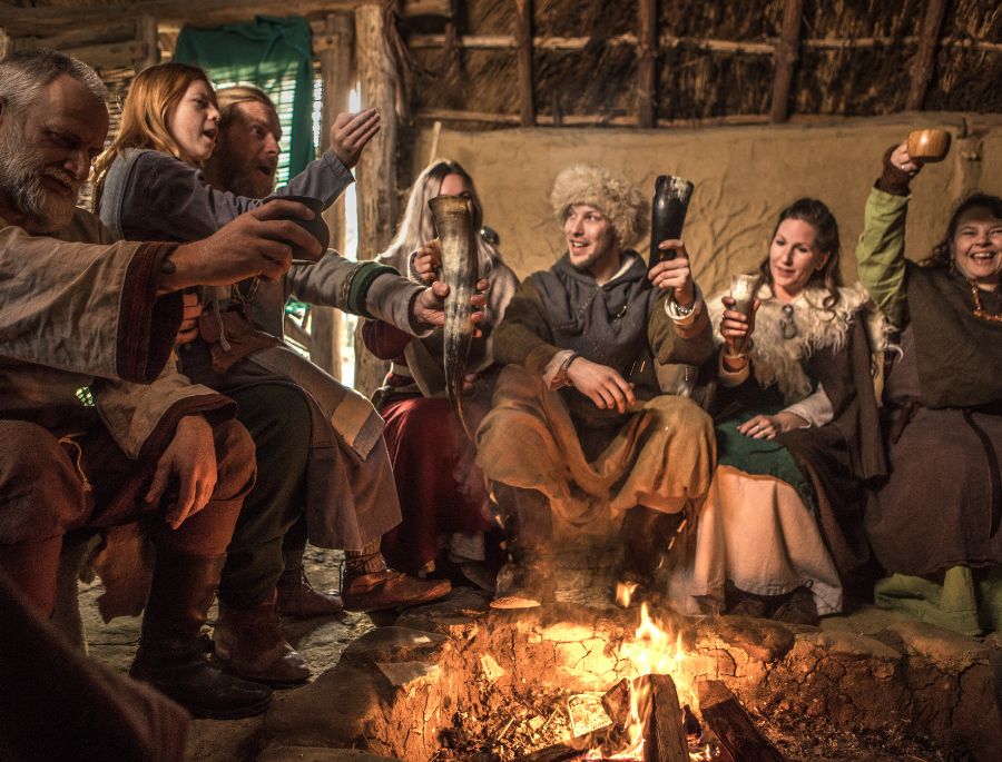 Mọi người đều háo hứng tham gia hóa thân thành những người Viking thực thụ