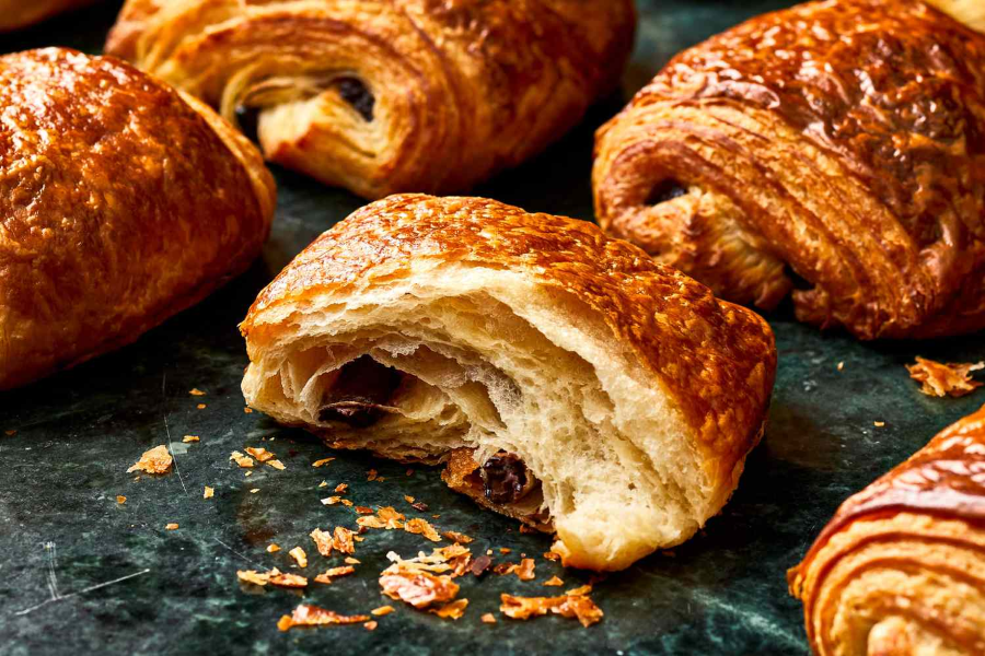 Pain Au Chocolat tuy nhỏ nhắn này chinh phục trái tim thực khách khi được nếm thử