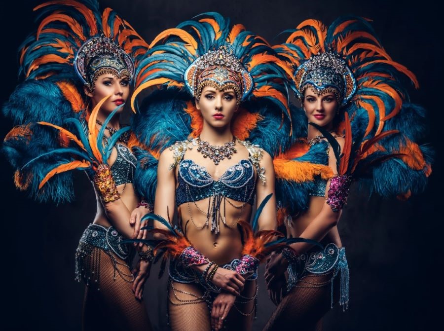 Những nghệ sĩ vô cùng lộng lẫy trong những trang phục nhiều màu sắc