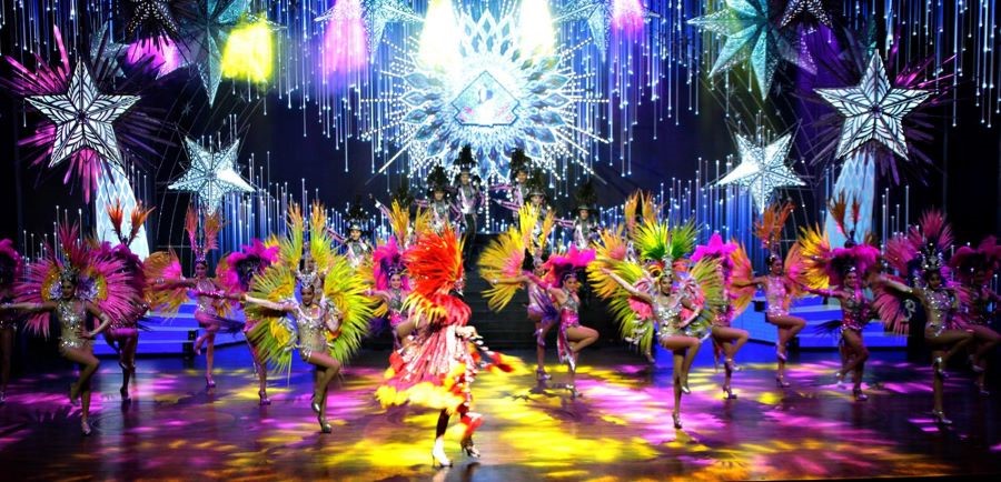 Alcazar show diễn ra với sự góp mặt gần 400 nghệ sĩ chuyển giới