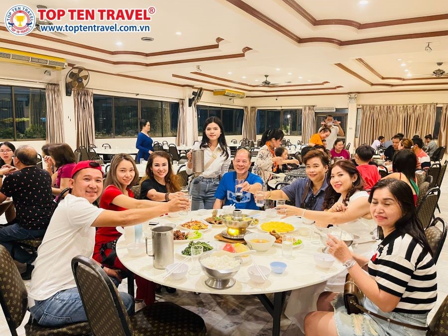 Đoàn khách Top Ten Travel thưởng thức chương trình ẩm thực tại Thái Lan