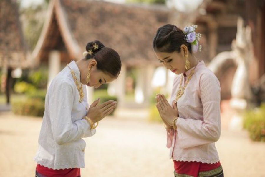 Du khách cũng nên hạn chế các hành động thân mật quá đà nơi công cộng nữa nhé!