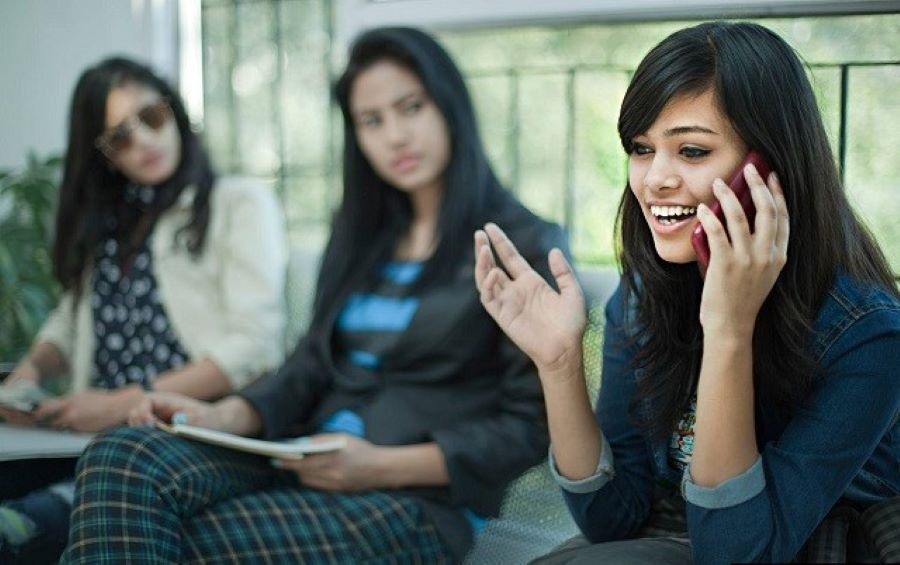 Ở các khu vực công cộng, đừng quên nói chuyện nhỏ nhẹ, đủ nghe bạn nhé!