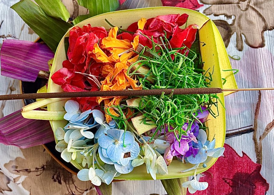 Canang Sari là món lễ vật độc đáo của người dân địa phương