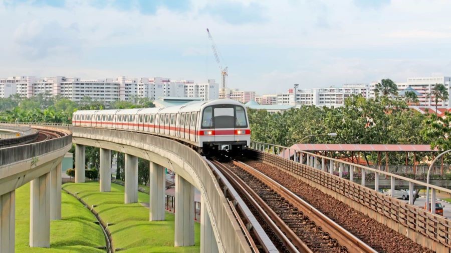 Di chuyển bằng tàu điện ngầm MRT là cách đi nhanh gọn nhất