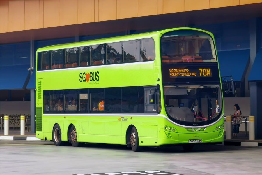 Du khách muốn tiết kiệm có thể lựa chọn di chuyển bằng xe bus