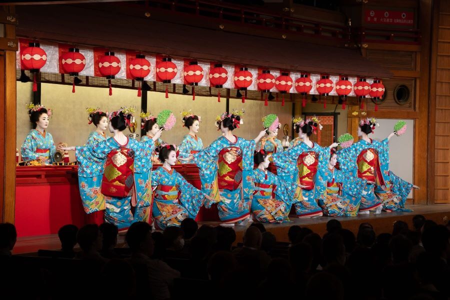 Miyako Odori là một vũ điệu truyền thống được biểu diễn bởi các Geiko và Maiko tại Kyoto Nhật Bản