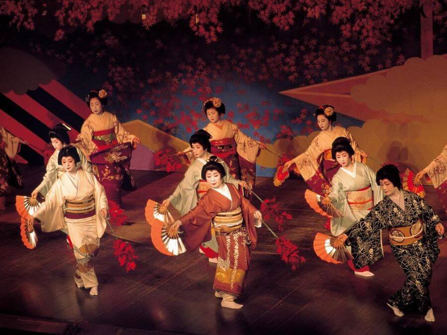 Miyako Odori thường được biểu diễn vào mùa xuân, mùa hoa anh đào nở rộ tại Nhật Bản