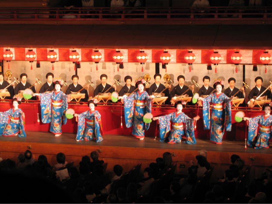 Sự kết hợp hoàn hảo giữa vũ đạo, âm nhạc và thơ ca tạo nên một trải nghiệm nghệ thuật sâu sắc và đáng nhớ