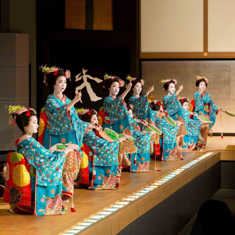 Trang phục lộng lẫy và hóa trang tinh tế góp phần tạo nên một không gian nghệ thuật rực rỡ và đầy cuốn hút