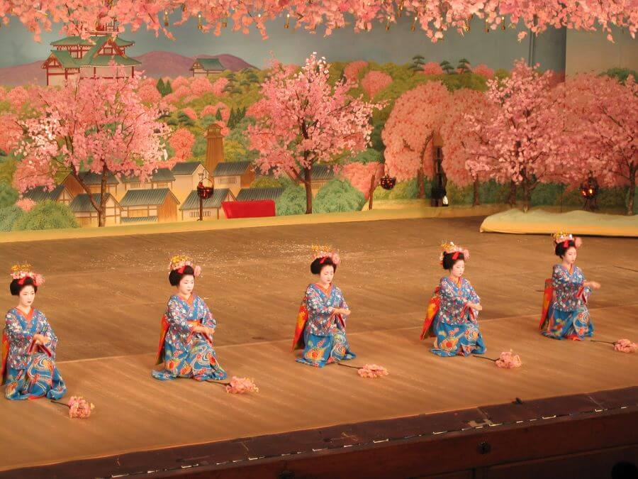 Không gian trình diễn Miyako Odori được trang hoàng lộng lẫy để tạo nên một bầu không khí trang trọng và đầy tính nghệ thuật