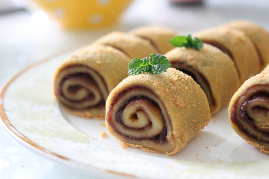 Bánh nếp cuộn bột đậu ngọt không chỉ thu hút bởi hương vị ngọt ngào mà còn bởi vẻ ngoài bắt mắt