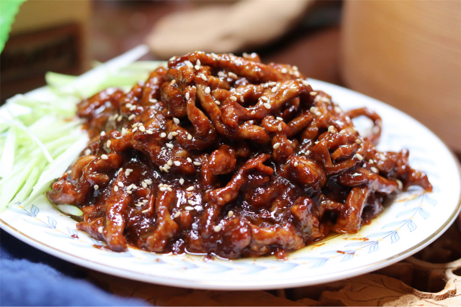 Thịt lợn xé sợi sốt tương - Một trong những món ăn Bắc Kinh nổi tiếng được nhiều tín đồ ẩm thực săn đón