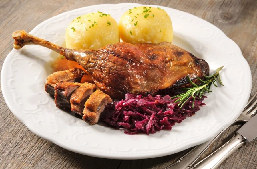 Thịt ngỗng Weihnachtsgans chắc thịt, mọng nước, mềm tan, sở hữu vẻ ngoài cực kỳ hấp dẫn