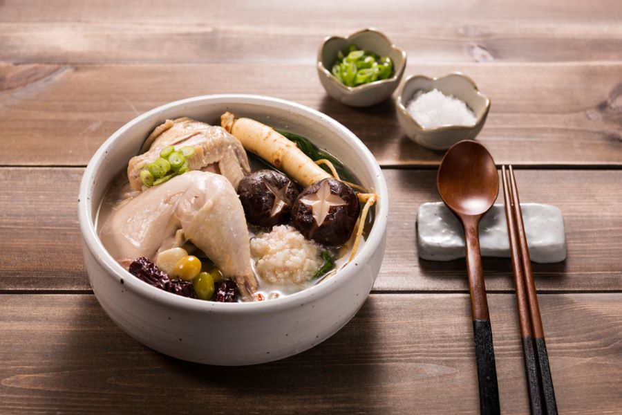 Gà tần sâm thơm ngon, bổ dưỡng là món ăn được nhiều du khách yêu thích khi ghé thăm đảo Jeju 