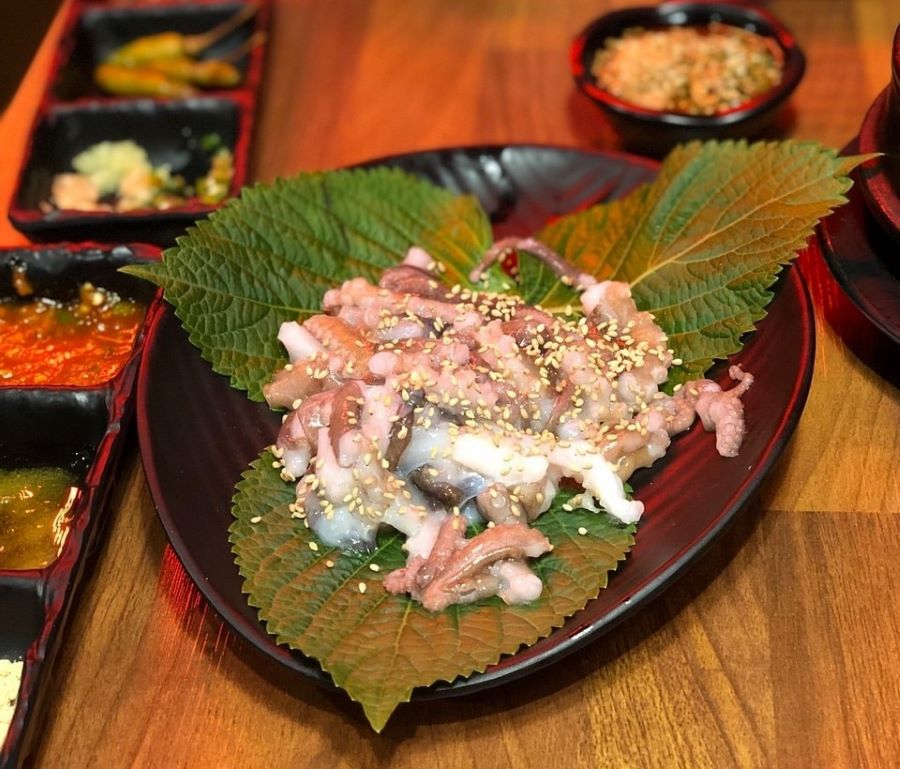 Thưởng thức bạch tuộc sống là một trong những trải nghiệm thú vị không thể bỏ qua tại Jeju 