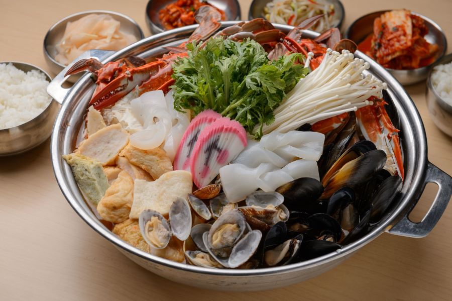 Lẩu hải sản - một trong những món ăn hấp dẫn không thể bỏ qua khi đến đảo Jeju