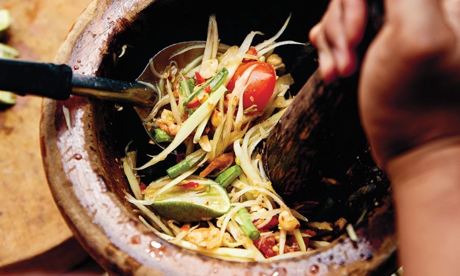 Món gỏi đu đủ chua cay thơm nồng là đặc sản trong nền ẩm thực của Thái Lan