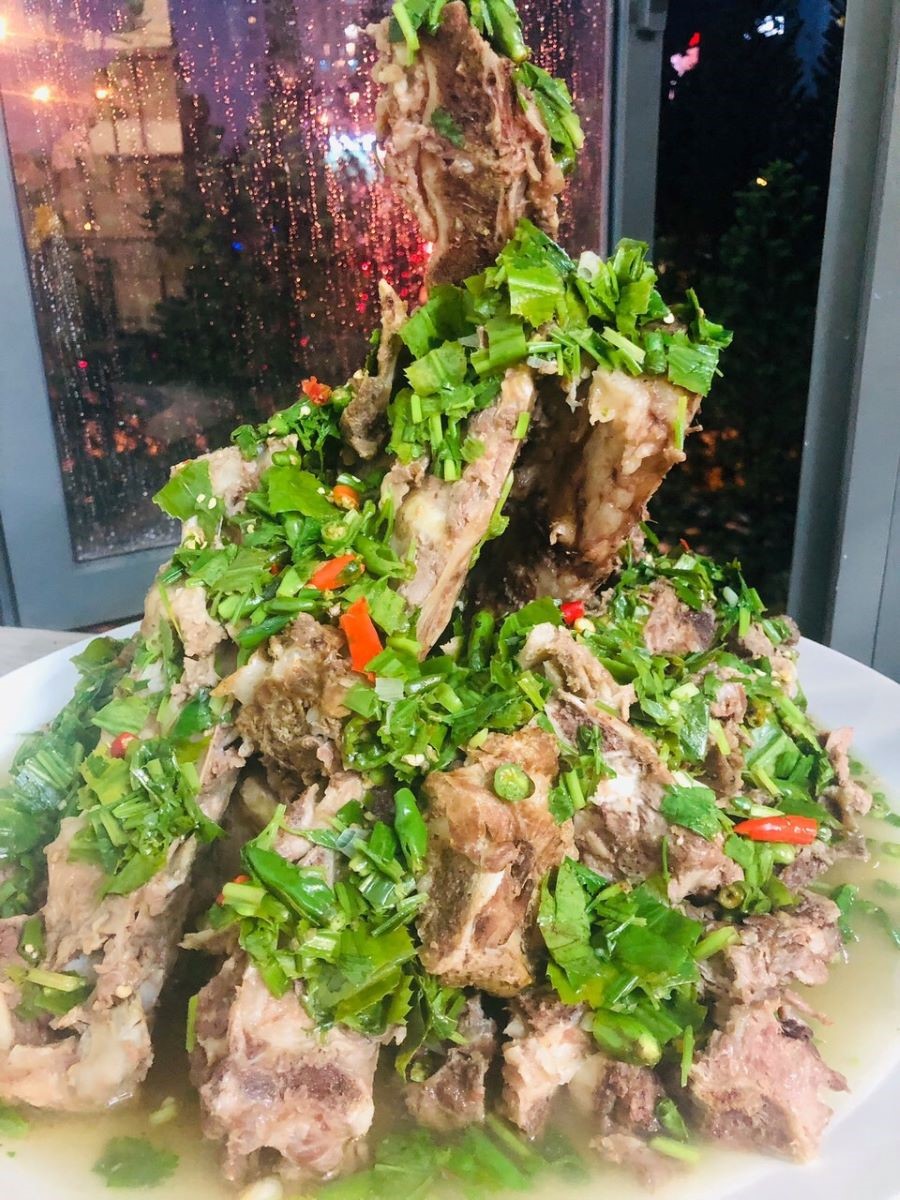 Sườn cay khổng lồ là một trong những món ăn “hot hit” tại Thái