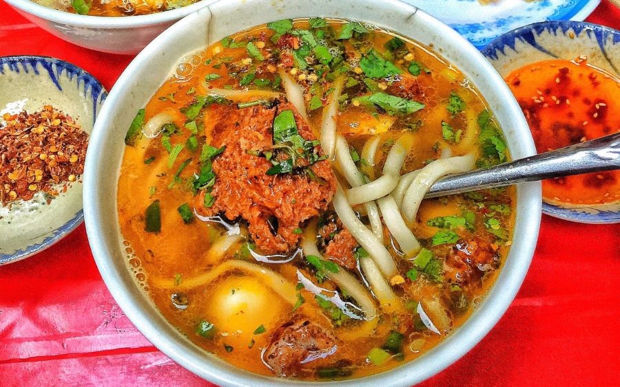 Tô bánh canh ở Huế mang hương vị và màu sắc đặc trưng