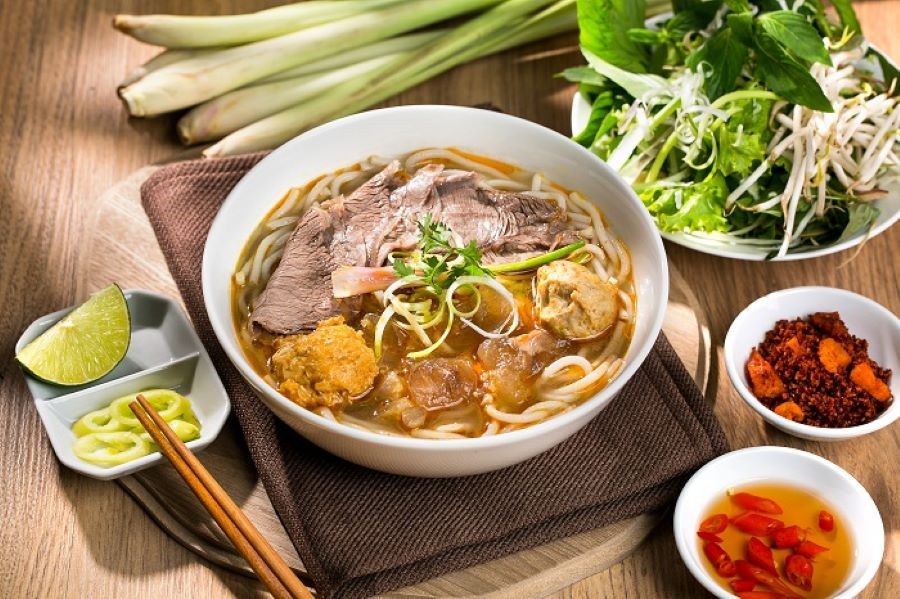 Một tô bún bò thơm ngon nóng hổi mang hương vị riêng biệt của xứ Huế