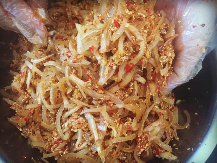 Tré Huế nổi bật với mùi thơm của thính, vị ngọt đậm đà, hơi chua