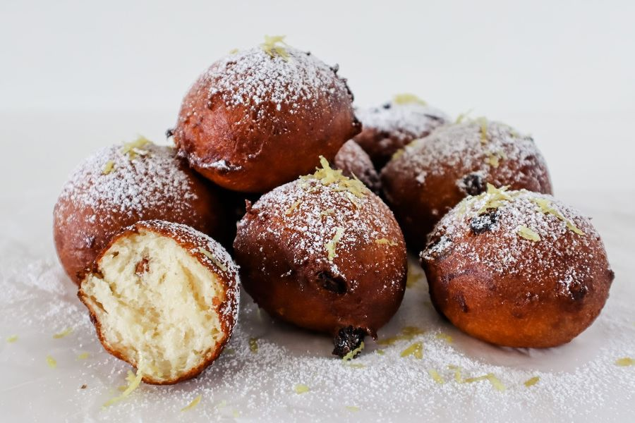Oliebollen với lớp đường bột phủ bên trên trông cực kỳ hấp dẫn và ngon miệng