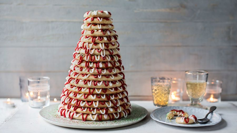 Những chiếc bánh Kransekage xếp chồng lên nhau tạo thành hình tháp cực kỳ ấn tượng