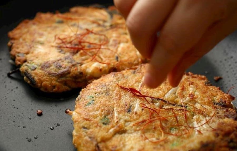 Bánh kếp đậu xanh Bindaetteok - món ăn truyền thống ngày Tết của người Hàn Quốc