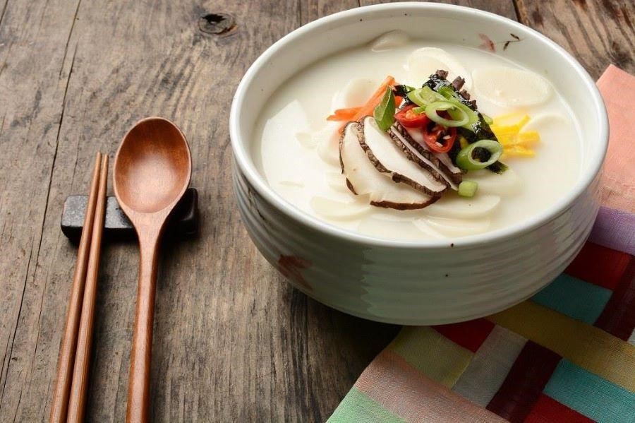 Món canh bánh gạo Tteokguk thanh tao