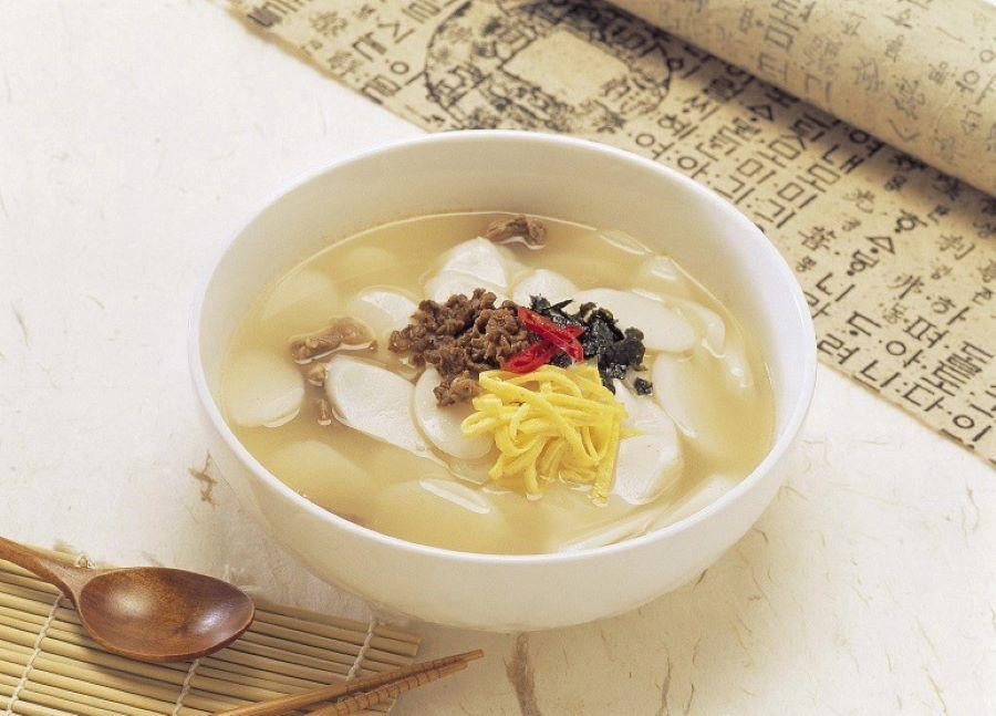 Canh bánh gạo Tteokguk - món ăn truyền thống trong ngày Tết của người Hàn