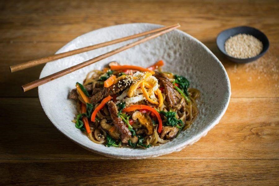 Miến trộn Japchae đầy màu sắc