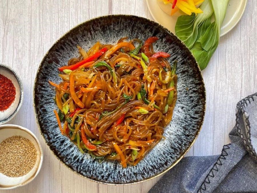 Miến trộn Japchae có thể được dùng nóng hoặc lạnh tùy thích