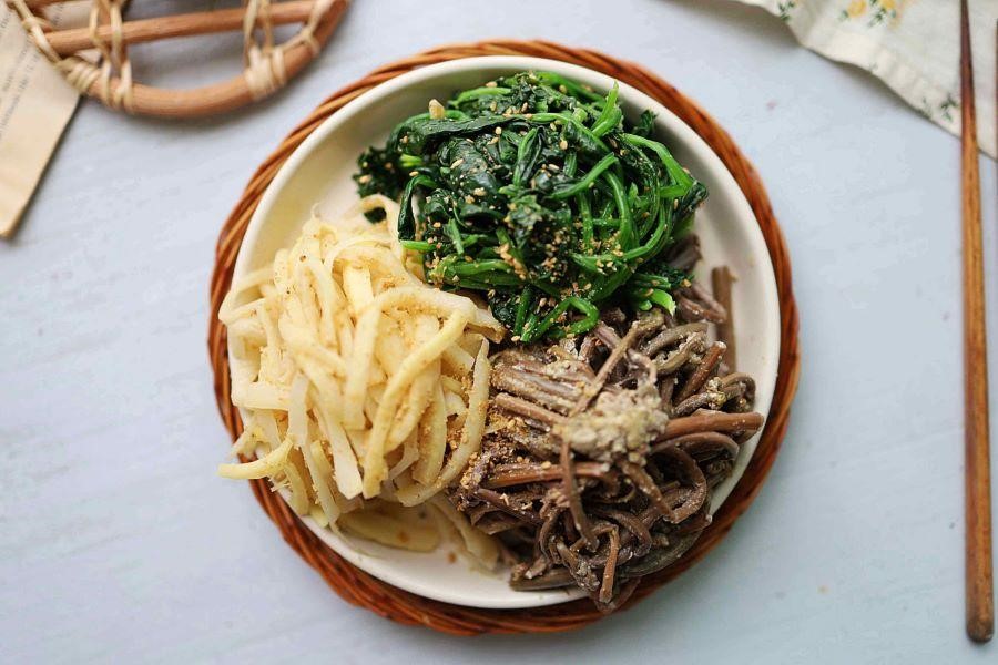 Đĩa rau ba màu truyền thống trong mâm cơm tết của người Hàn