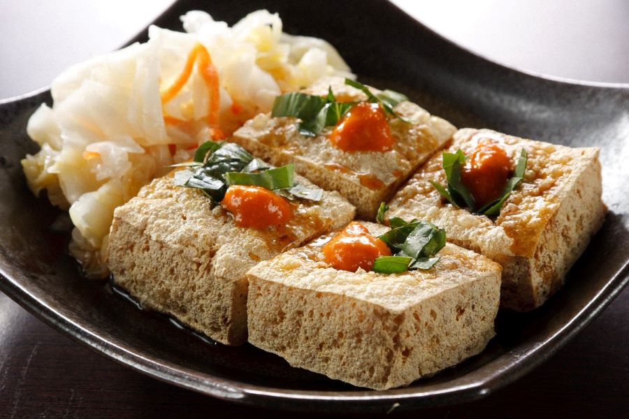 Đậu phụ thối là món ăn bình dân được bày bán tại khắp các khu chợ đêm tại Trung Quốc