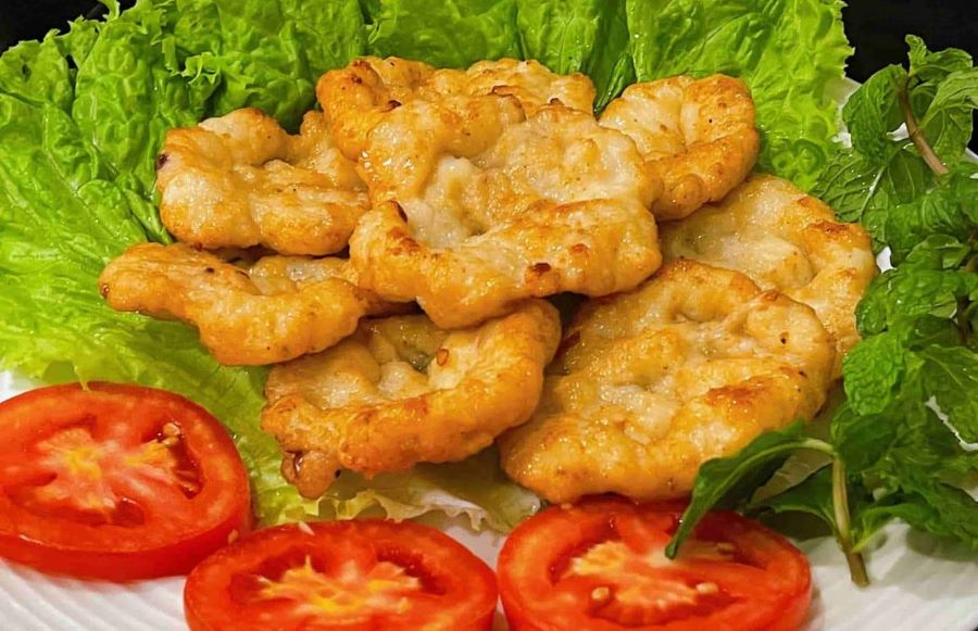 Chả mực được làm từ những con mực tươi ngon nhất của vùng biển Hạ Long