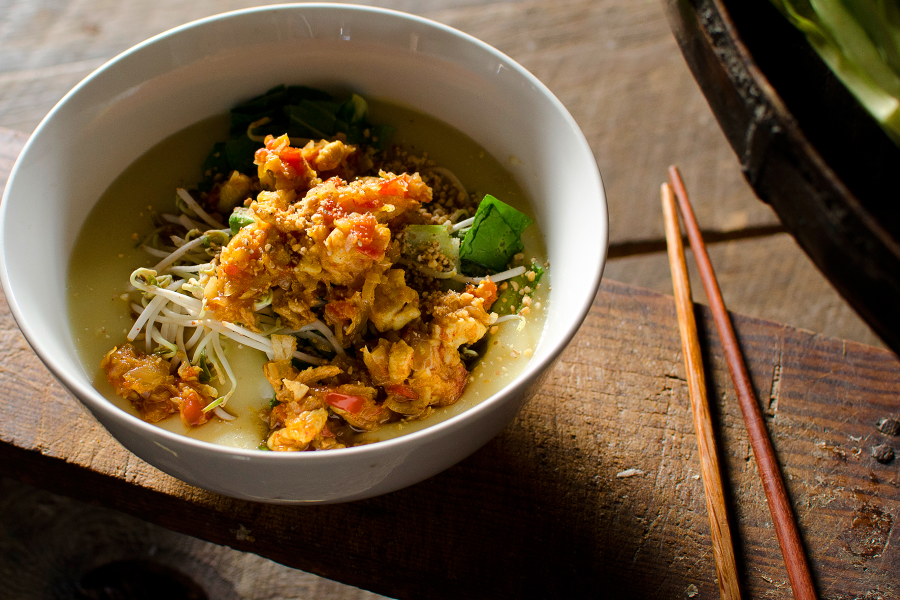 Hto-hpu new là sự kết hợp hài hòa giữa bánh canh nấu từ gạo nếp, đậu chickpea và đậu hũ Shan đặc trưng