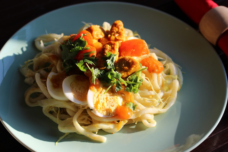 Nan Gyi Thohk, hay còn gọi là mì gạo trộn cà ri gà, là món ăn đường phố phổ biến tại Myanmar, đặc biệt được yêu thích ở Mandalay